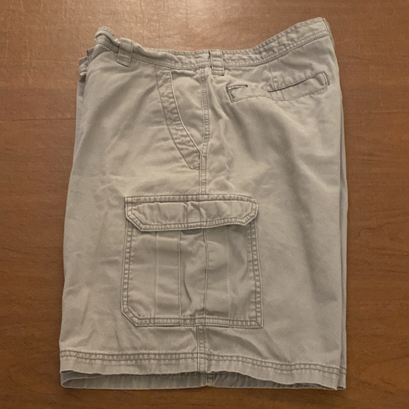 Columbia Men’s Gray Cargo Shorts - Picture 10 of 11